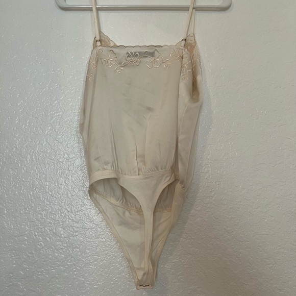 Abercrombie and Fitch Cream Floral Bodysuit - Picture 4 of 5